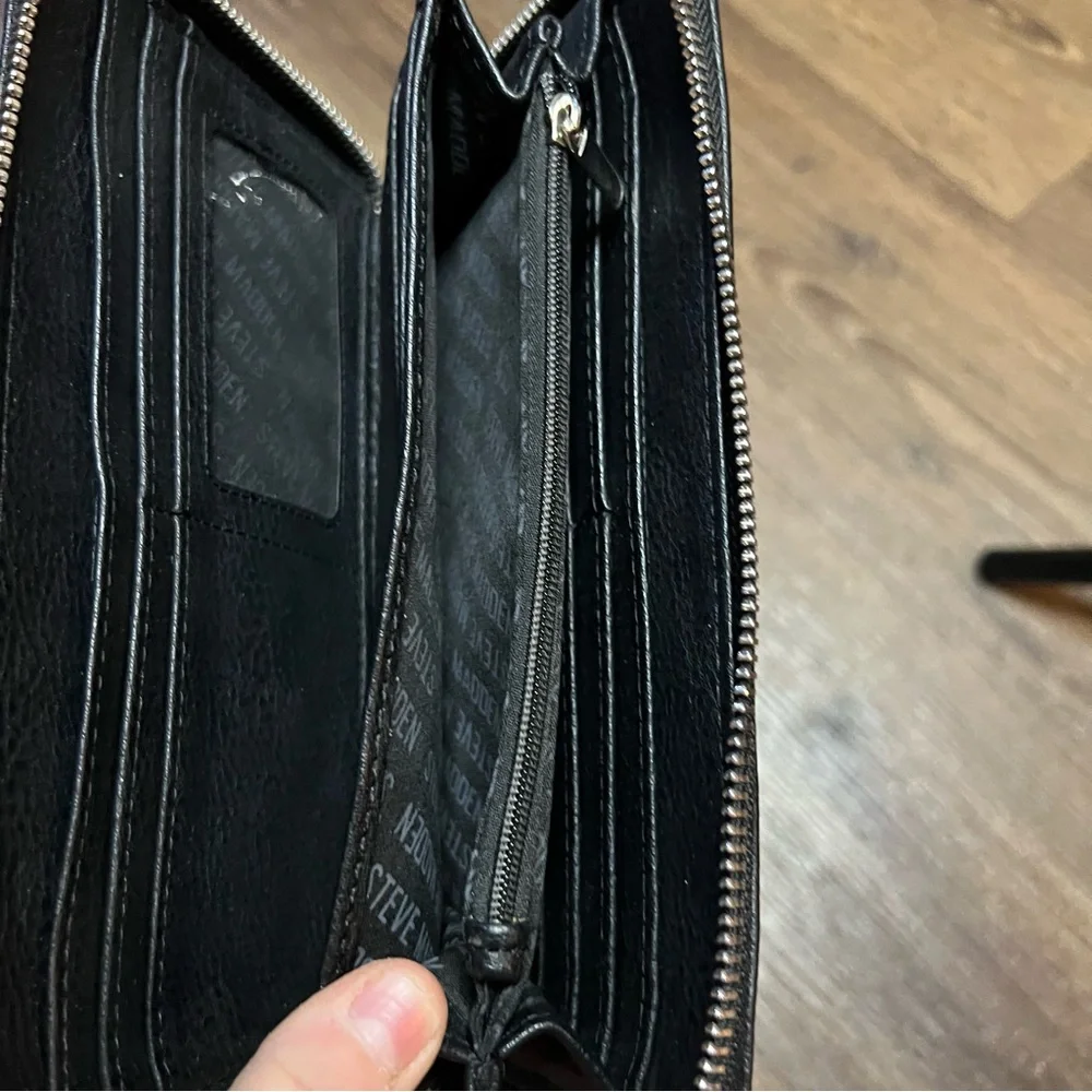 WOMEN'S STEVE MADDEN ZIP AROUND WALLET  black - Picture 4 of 9